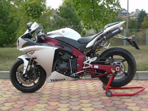 Yamaha-r1-09-bodis-gp1-2